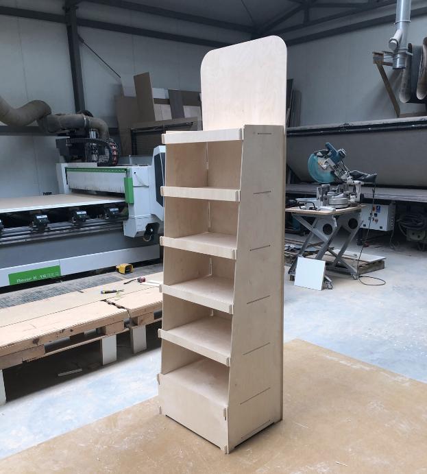 Ekspozytor ze sklejki na hali produkcyjnej